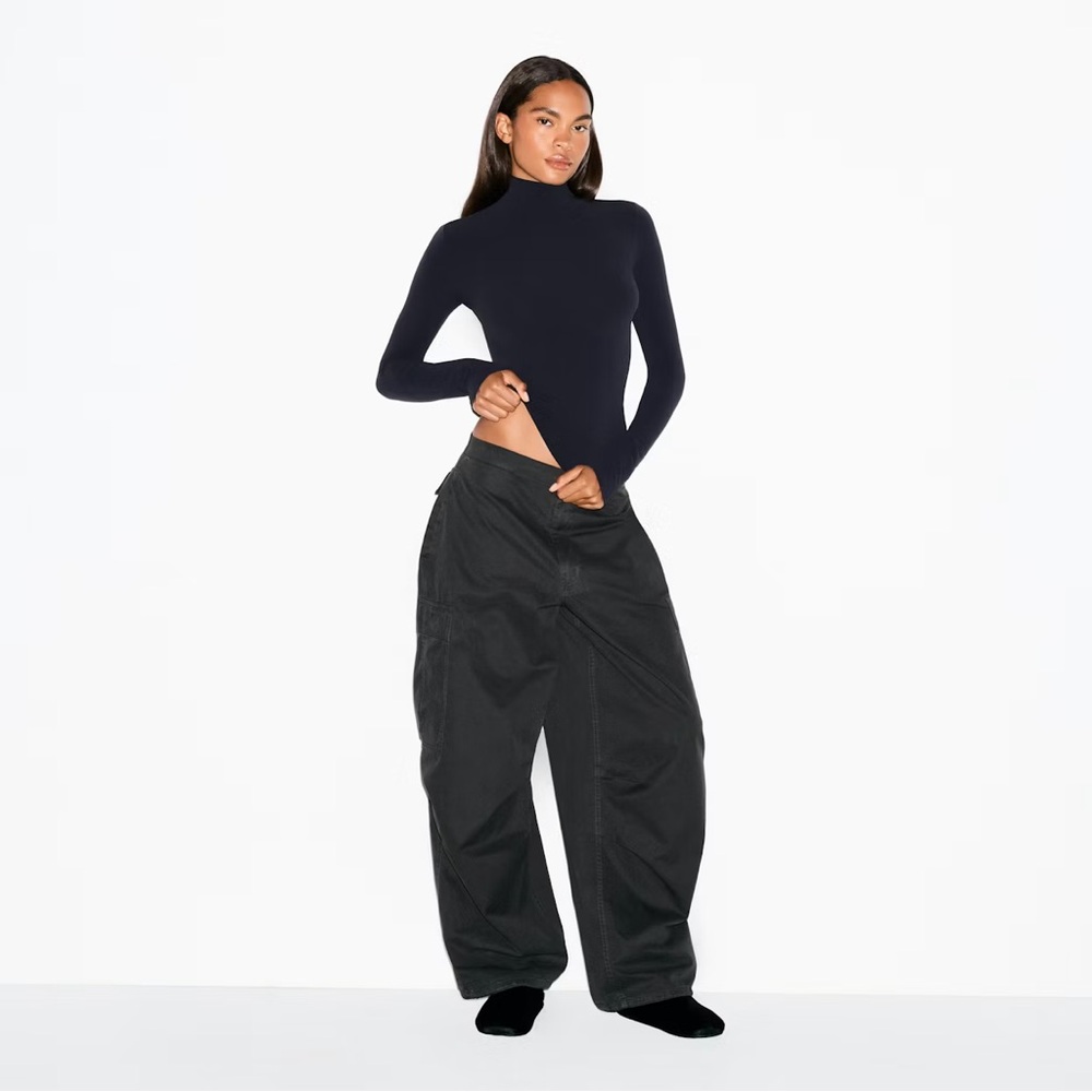 SKIMS Outdoor Woven Oversized Cargo Pants Onyx Black Size M Medium New NWT - Picture 2 of 14